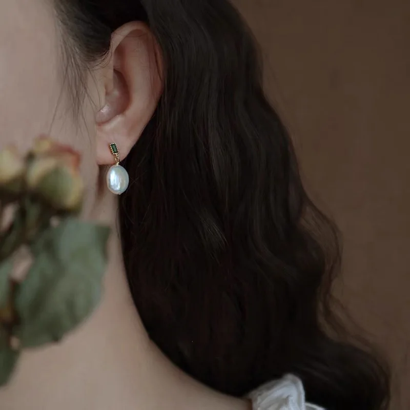 Французские почти круглые серьги-подвески из натурального пресноводного