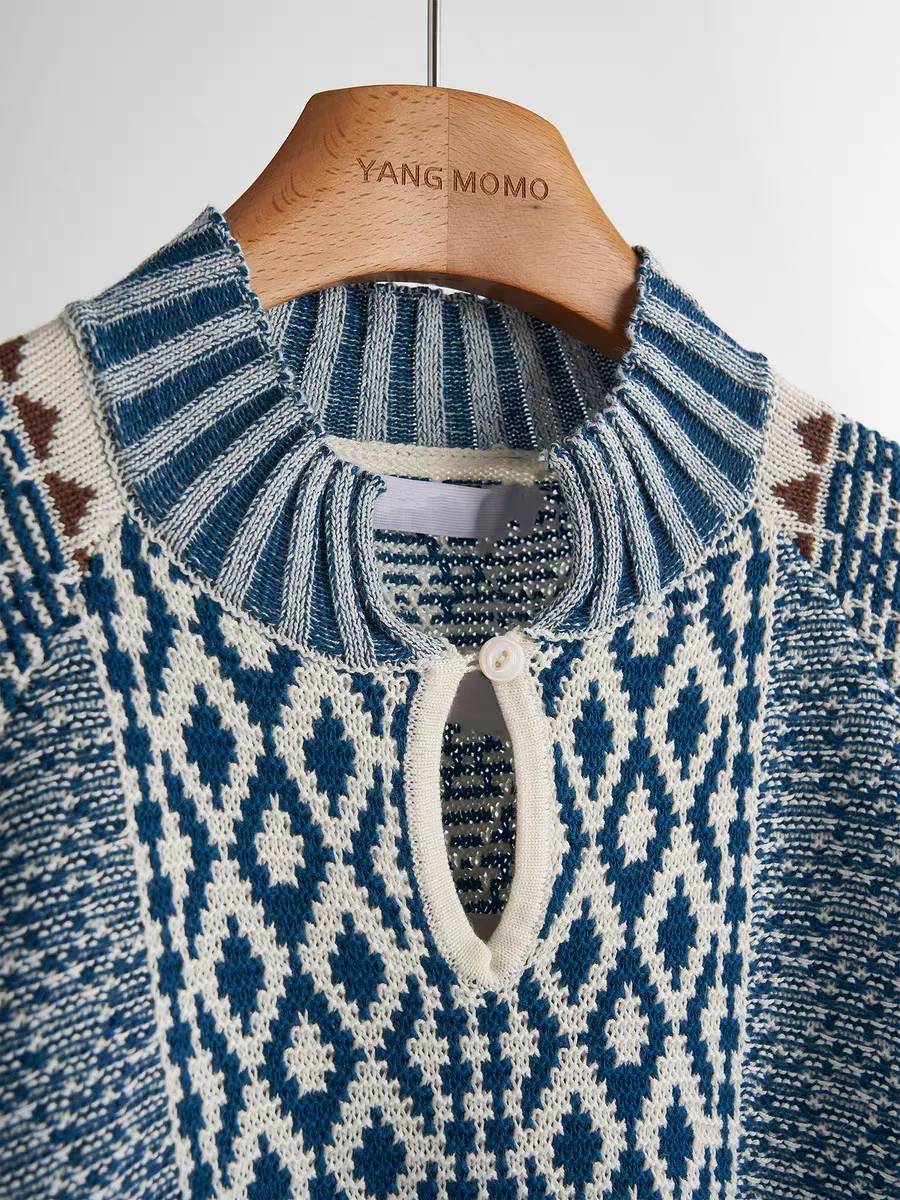 Осенне-зимний короткий свитер с небольшим ароматом и контрастным вырезом