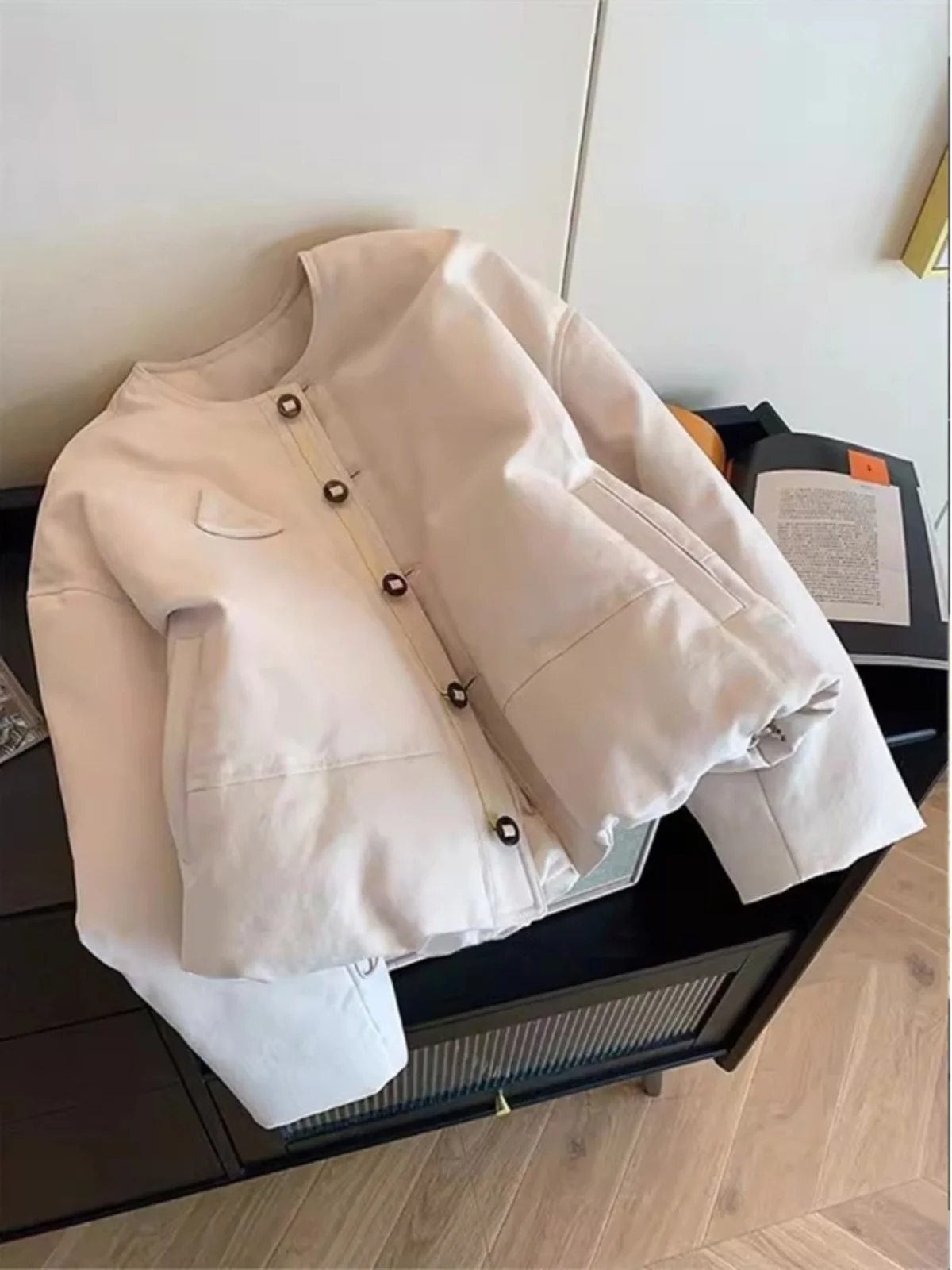 Кремово-белая утепленная куртка с круглым вырезом на хлопковой подкладке