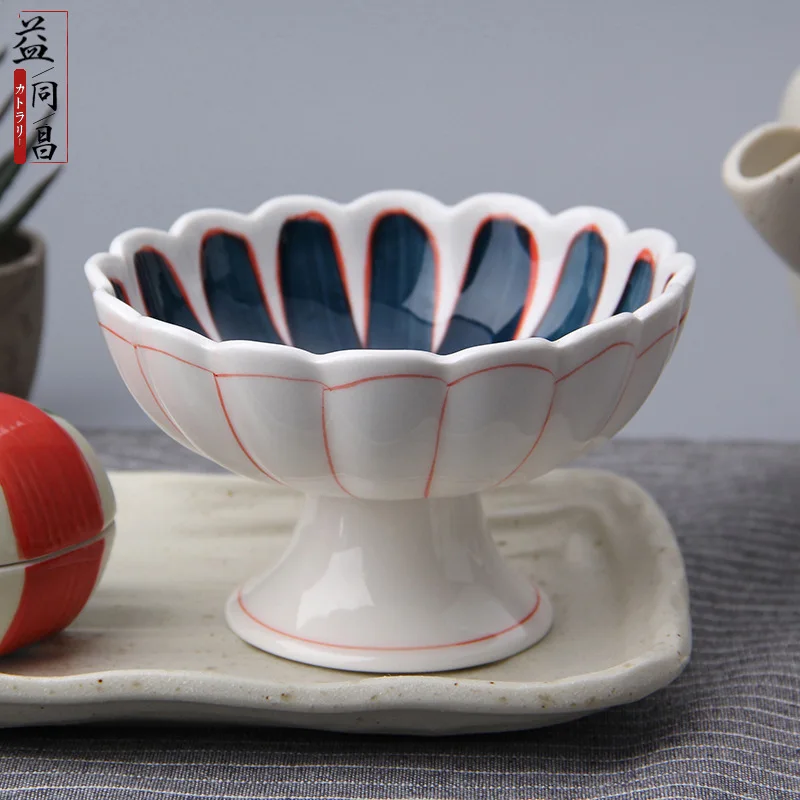 

Ceramic tableware with chrysanthemum shaped, creative Japanese cuisine, Japanese style and style
