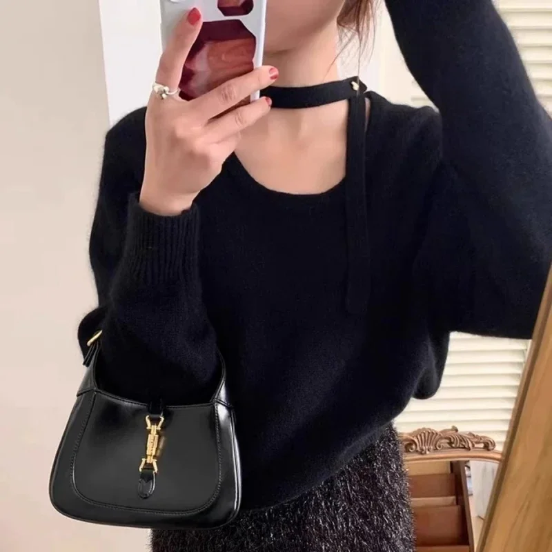 Бежевый свитер с подвесной лентой на шее и круглым вырезом толстая трикотажная