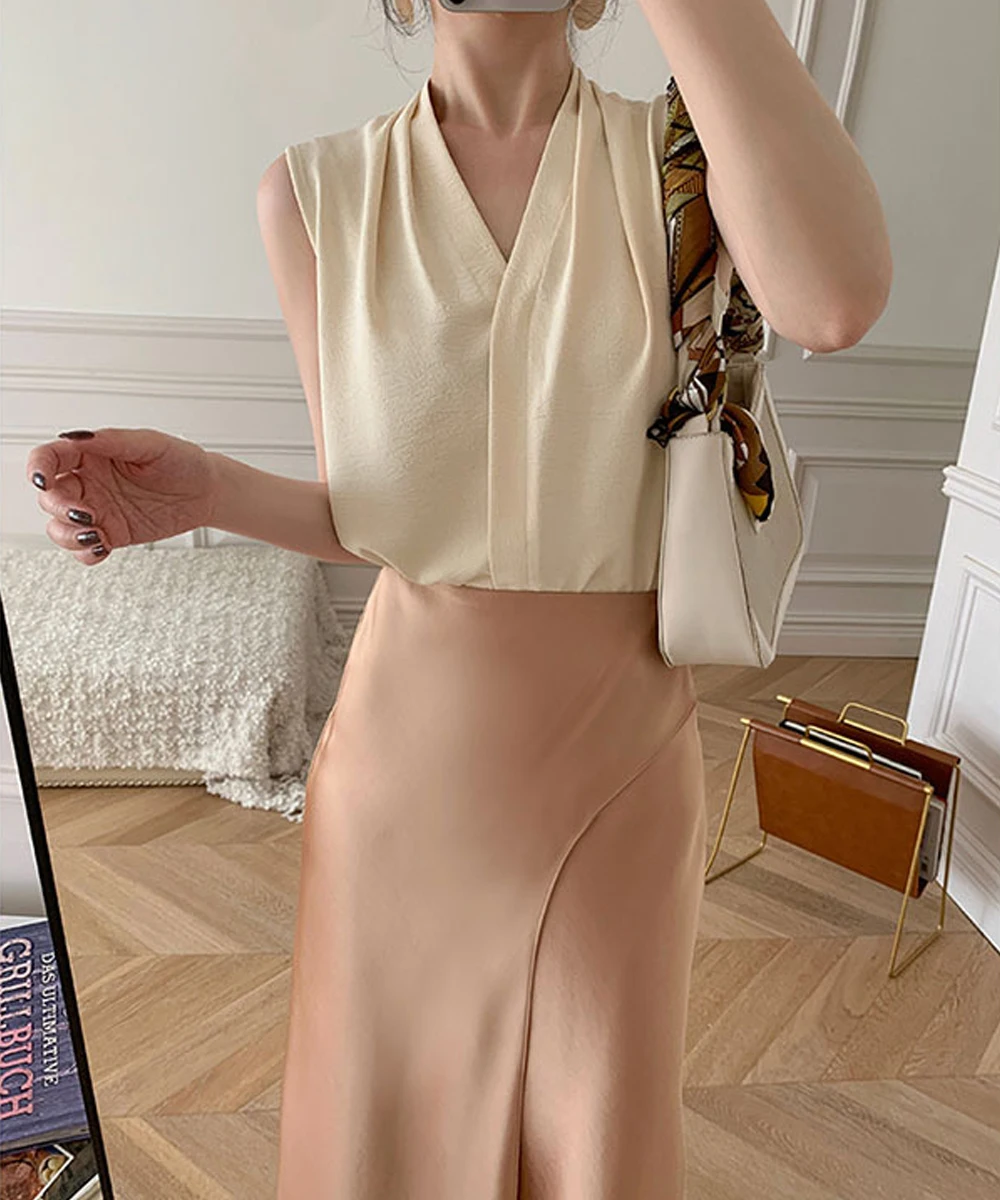 Женская блузка без рукавов с V-образным вырезом