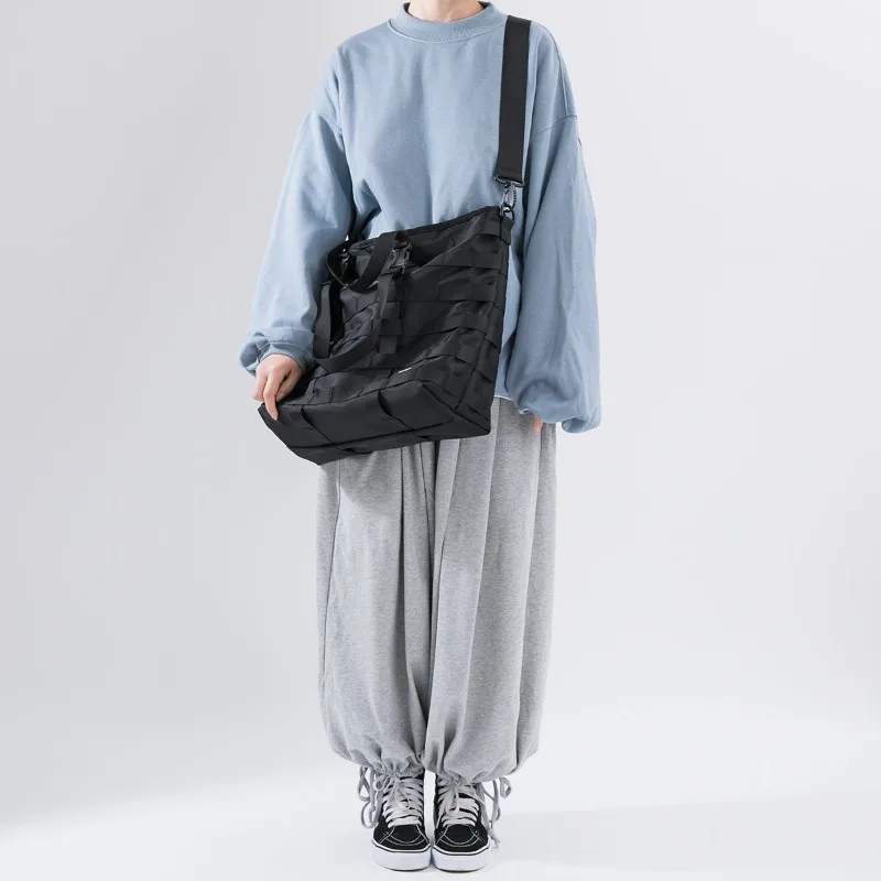 Модные простые сумки в стиле панк с перекрестными вставками вместительная