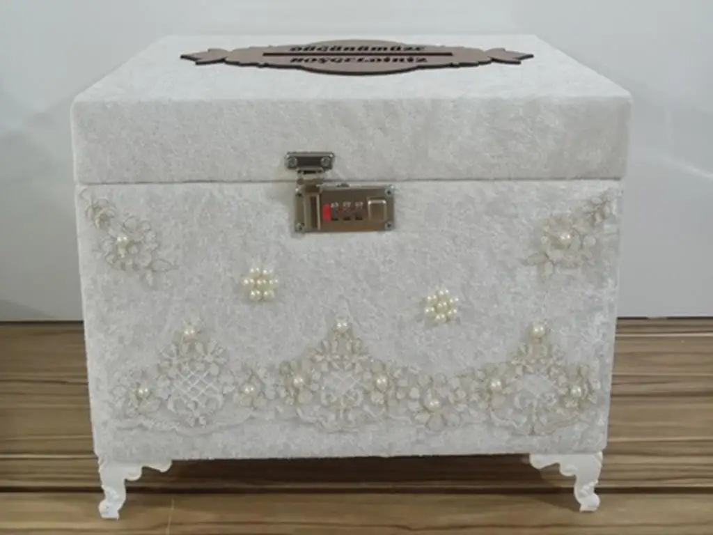 

Land Of dowry Combination Piliseli Square Jewelry Chest Cream