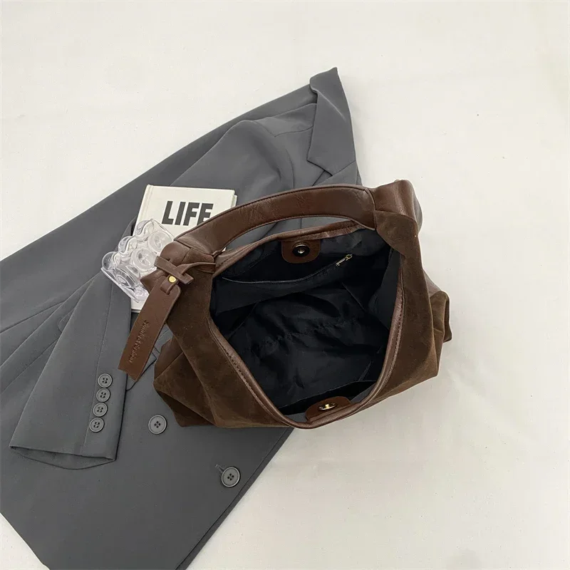 Замшевая матовая большая сумка в стиле ретро