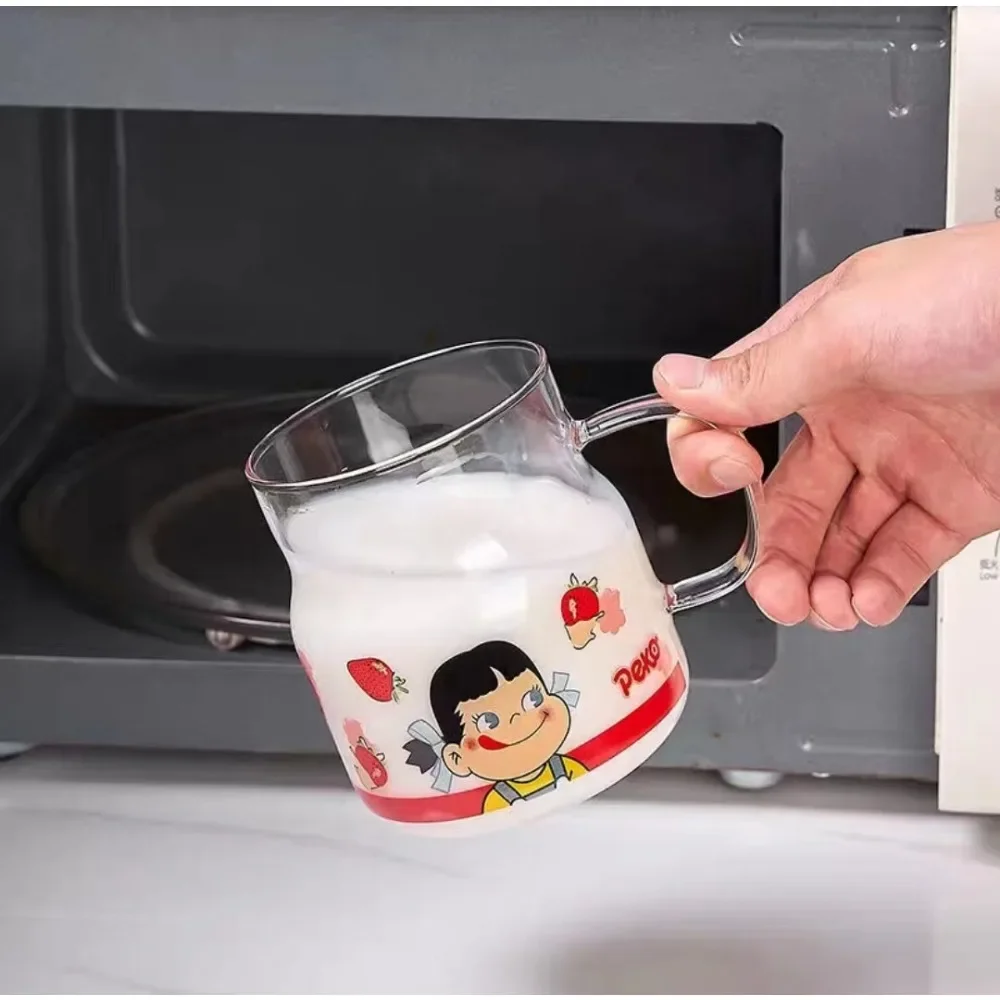 Стеклянная чашка большой емкости с молоком