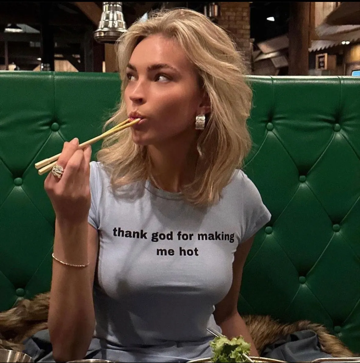 

Thank God for Making Me Hot Funny Y2K Meme Print T Shirt Women Men Fashion Casual Loose Soft Cotton Tshirt Unisex Fun T-shirt