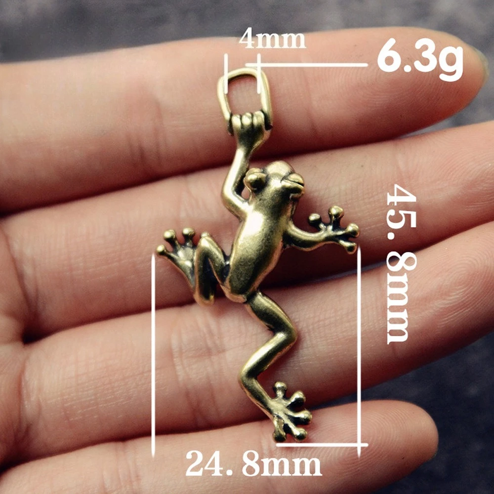 

Латунная статуя лягушки