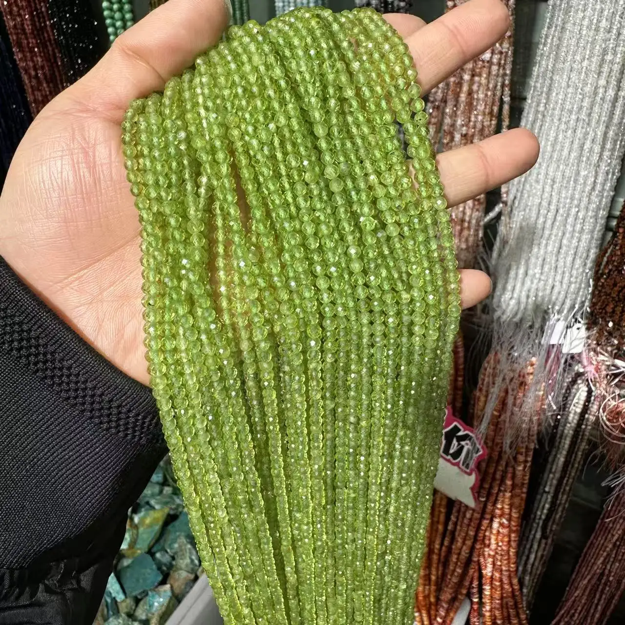 Зеленые гранитные бусины из перидота