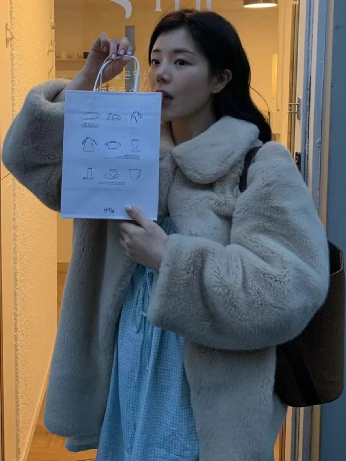 Цельное меховое короткое пальто из молочного меха Huhu женское зимнее корейское