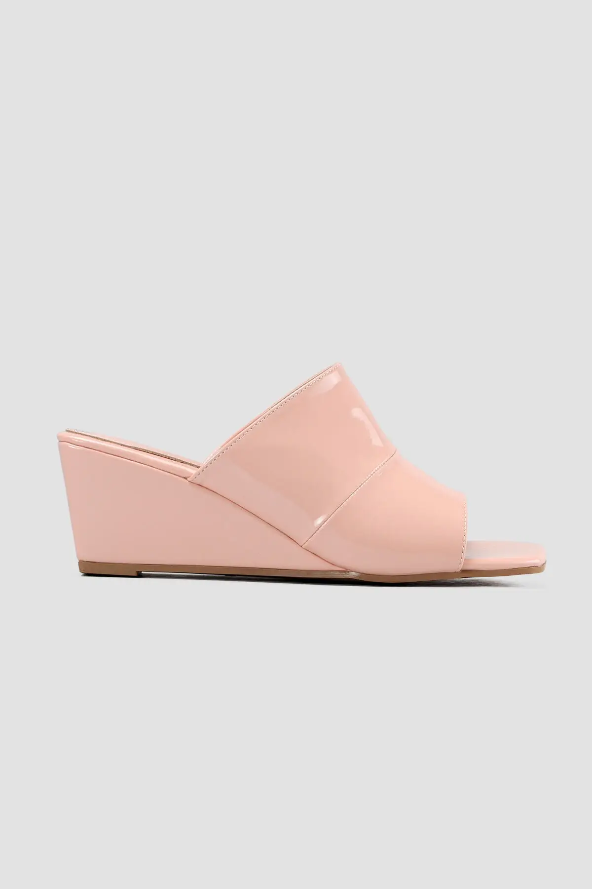 

Women Powder Japanned Leather Toe Square Toe Slippers