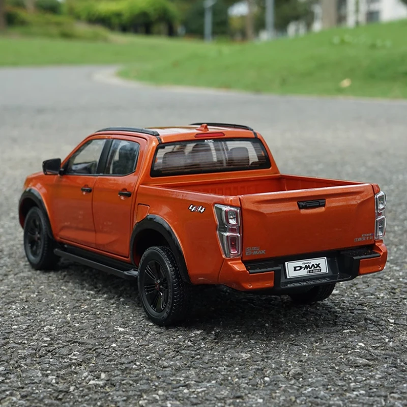 Фото Литой под давлением масштаб 1:18 ISUZU D-MAX пикап 2023, грузовик-переноска, модель автомобиля из сплава для взрослых, классическая коллекция, сувенир, подарок, игрушка, статическое шоу №5
