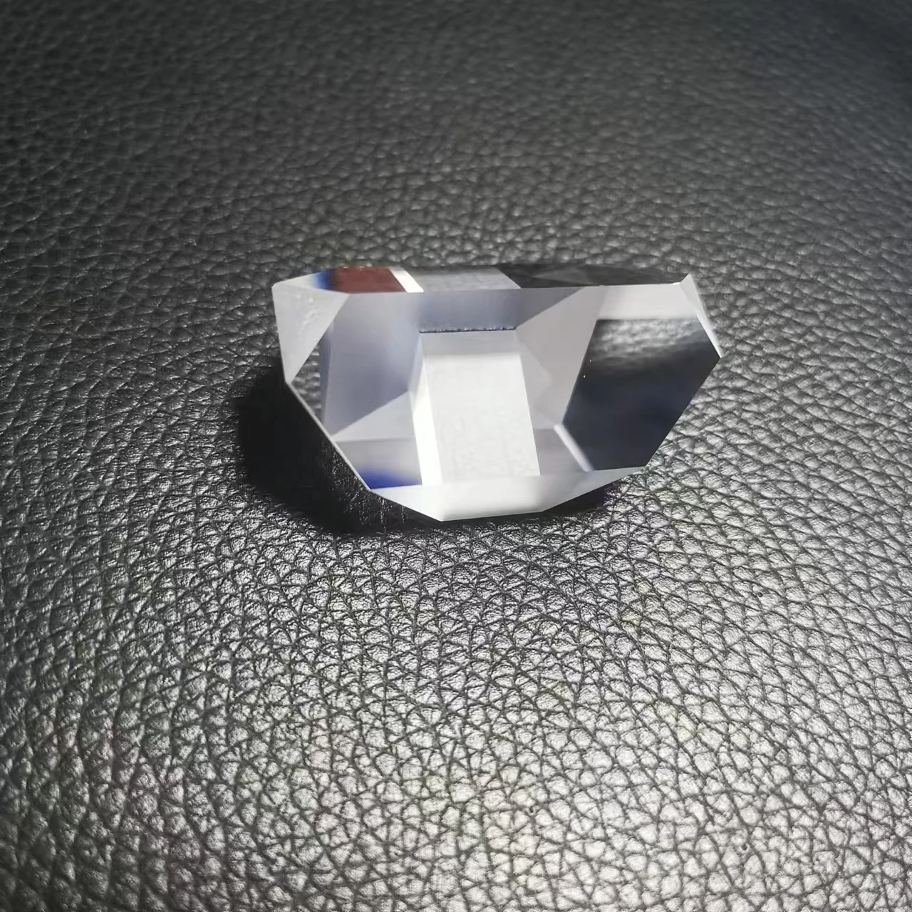 Завод продает крыши различных размеров и высококачественных оптических