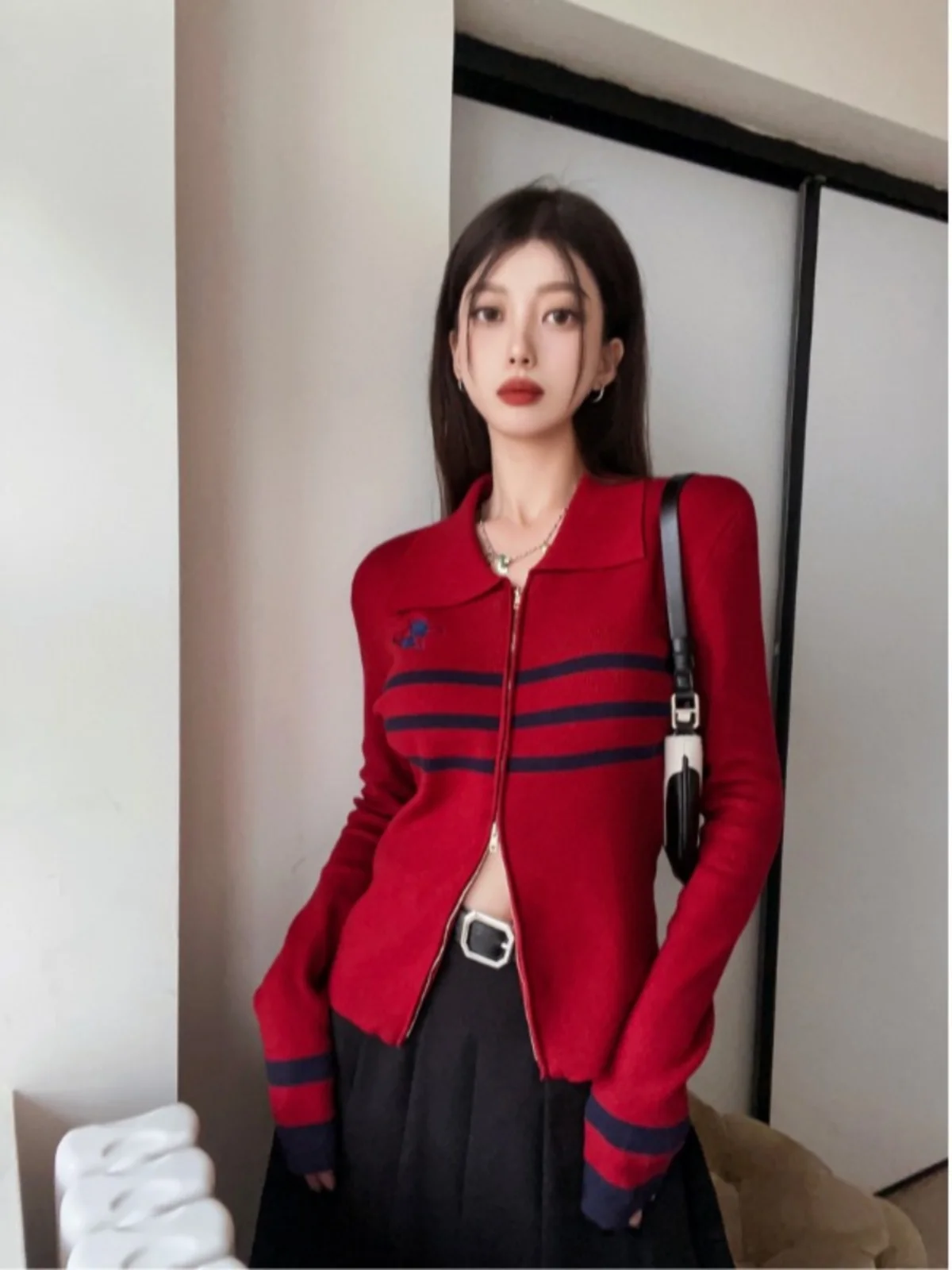 Вязаный кардиган контрастного цвета на молнии с лацканами и длинными рукавами