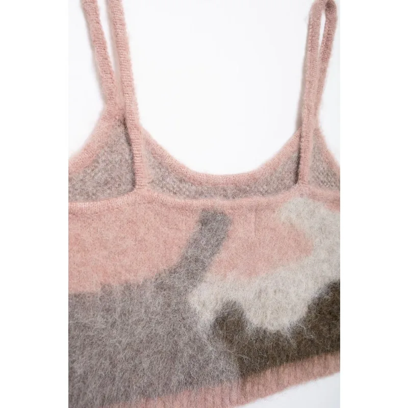 Женский трикотажный топ на бретелях с вырезами