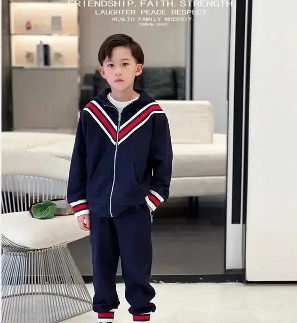 

Спортивный костюм контрастных цветов с лентами на сезон осень-зима 23