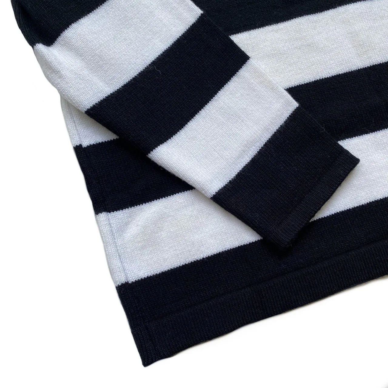 Рисунок 5 - Свитер Kapital в черно-белую полоску