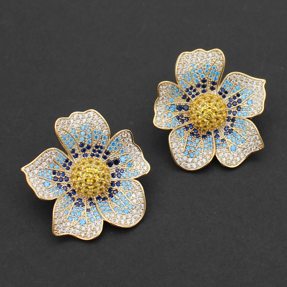 

Gorgeous Three-dimensional Big Flower Stud Earrings for Women Luxury Jewelry Evening Party Wedding Shiny Jewelry Female Gift