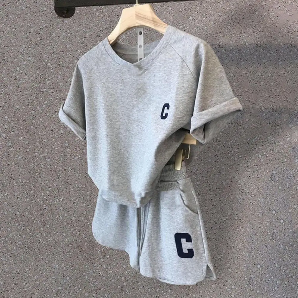 Женский спортивный костюм из футболки и шортов