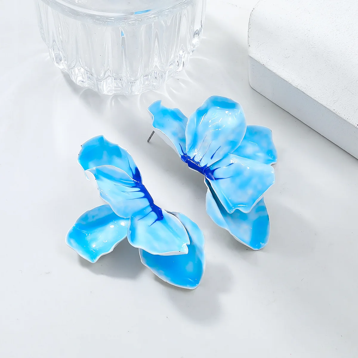 Металлические серьги-гвоздики конфетных цветов с геометрическим рисунком для