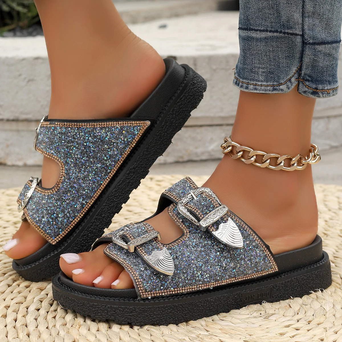 Женские тапочки в стиле панк сандалии с декором и пряжкой летние открытым носком