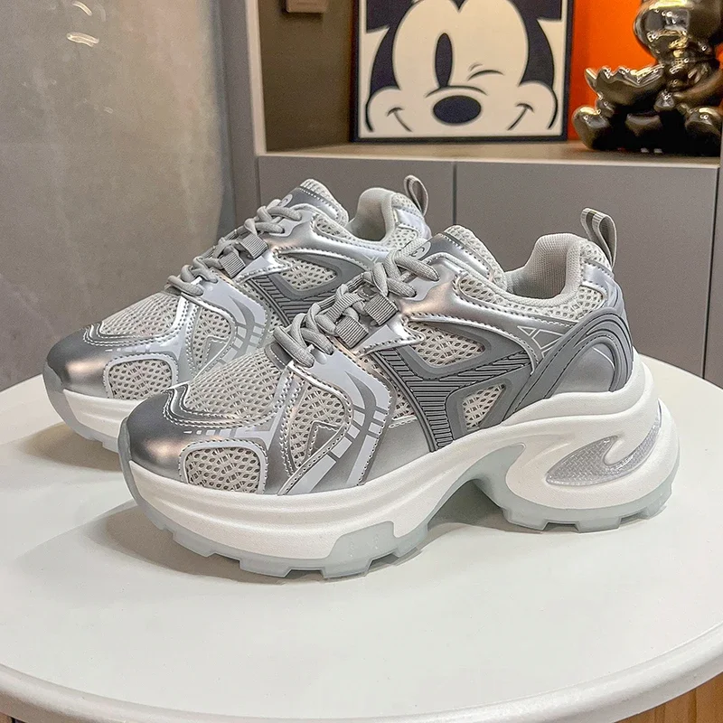 Одинаковая спортивная обувь женская повседневная на толстой подошве и плоской