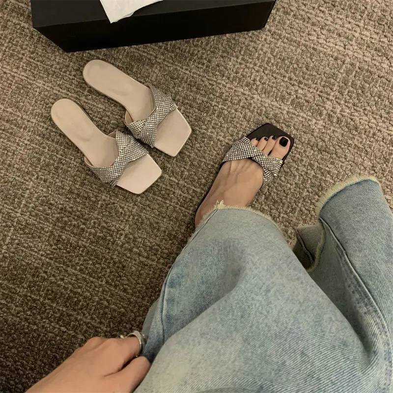 

Шлепанцы женские атласные, шёлковые сандалии с квадратным носком, на плоской подошве, с бантом и стразами, одна линия, лето