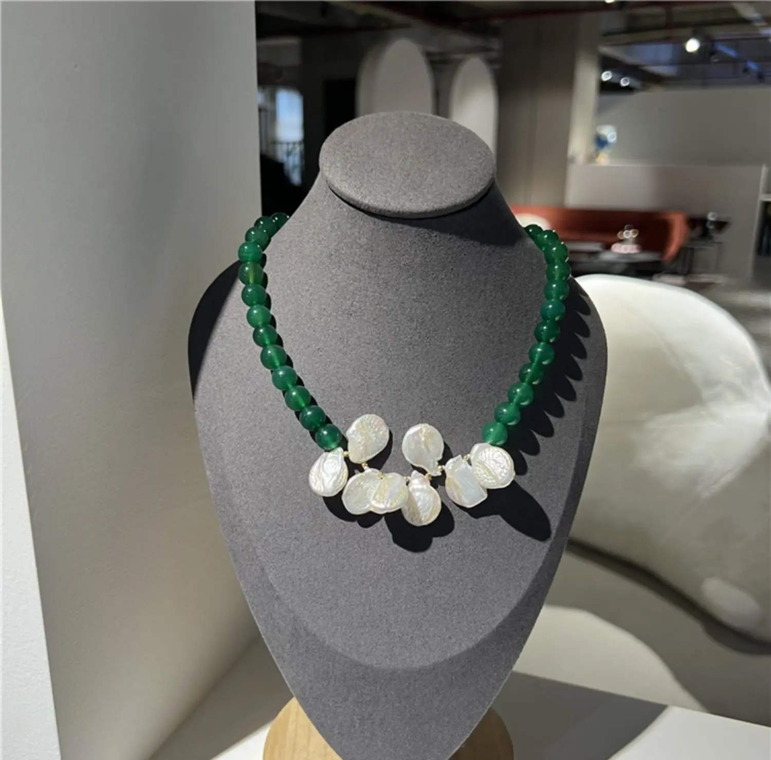

18' Green Round Agates And Top-Drilled White Baroque Keshi Pearl Necklace