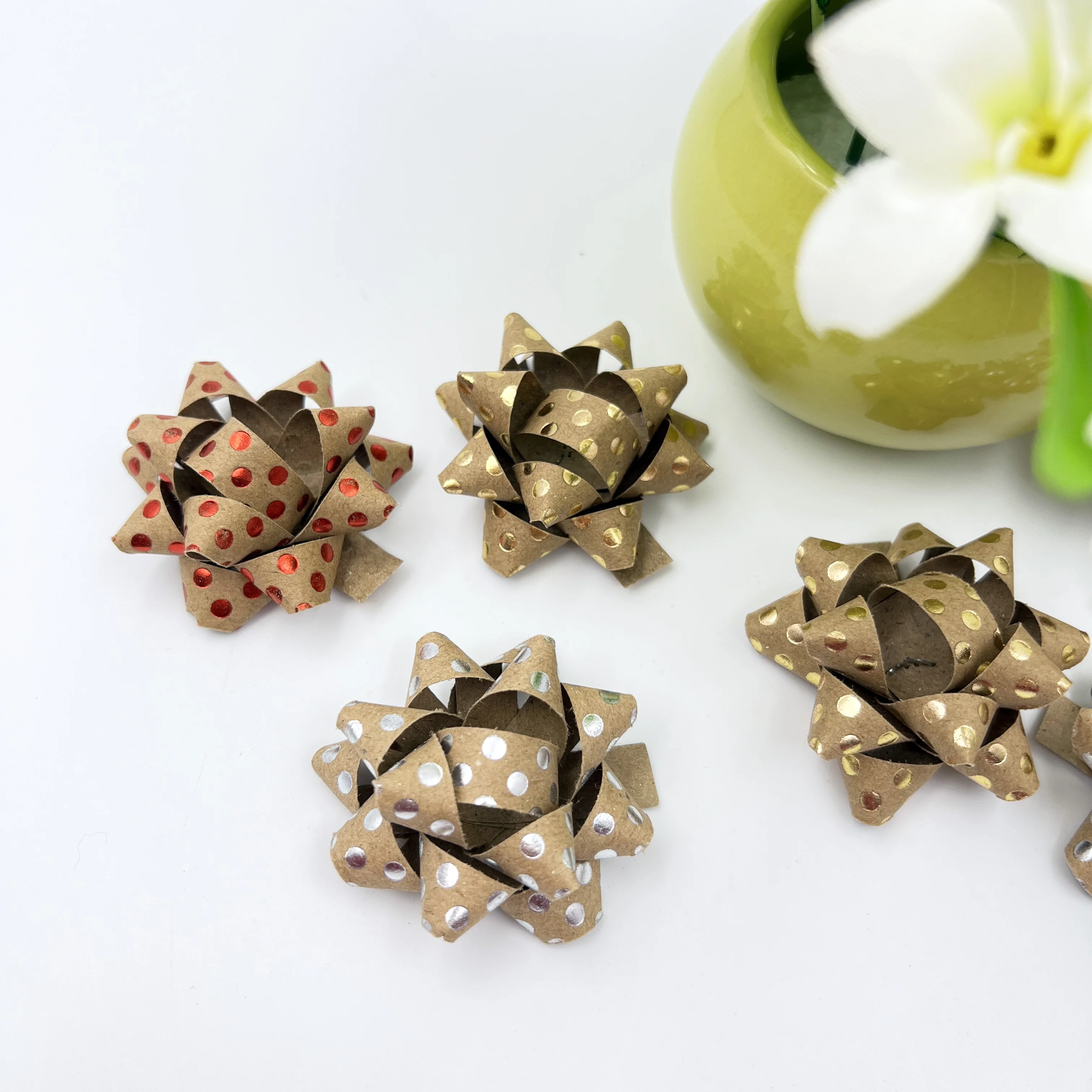 Подарочный набор из крафт-бумаги в горошек с бантом и золотым тиснением дизайн