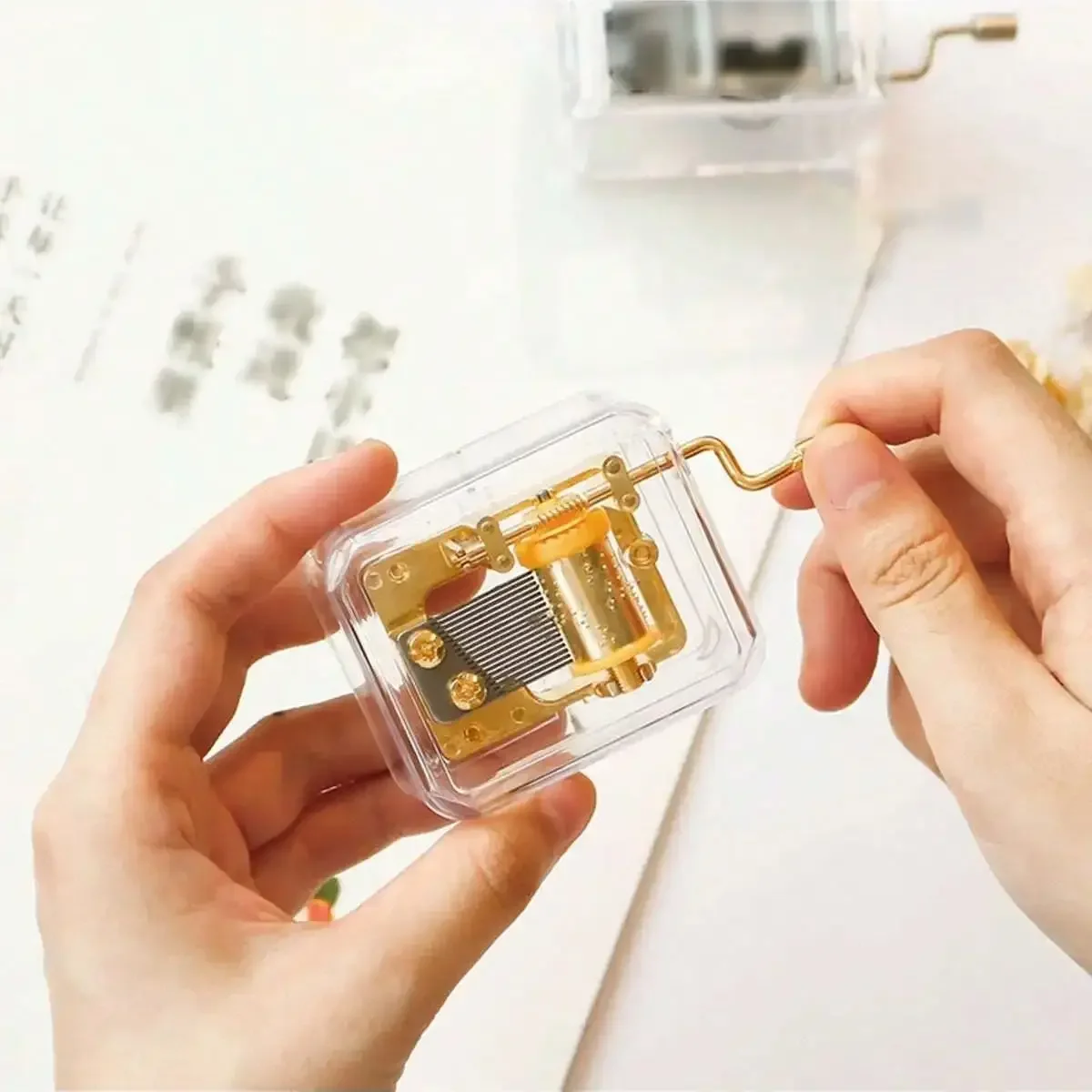 Акриловая музыкальная шкатулка с ручным заводом