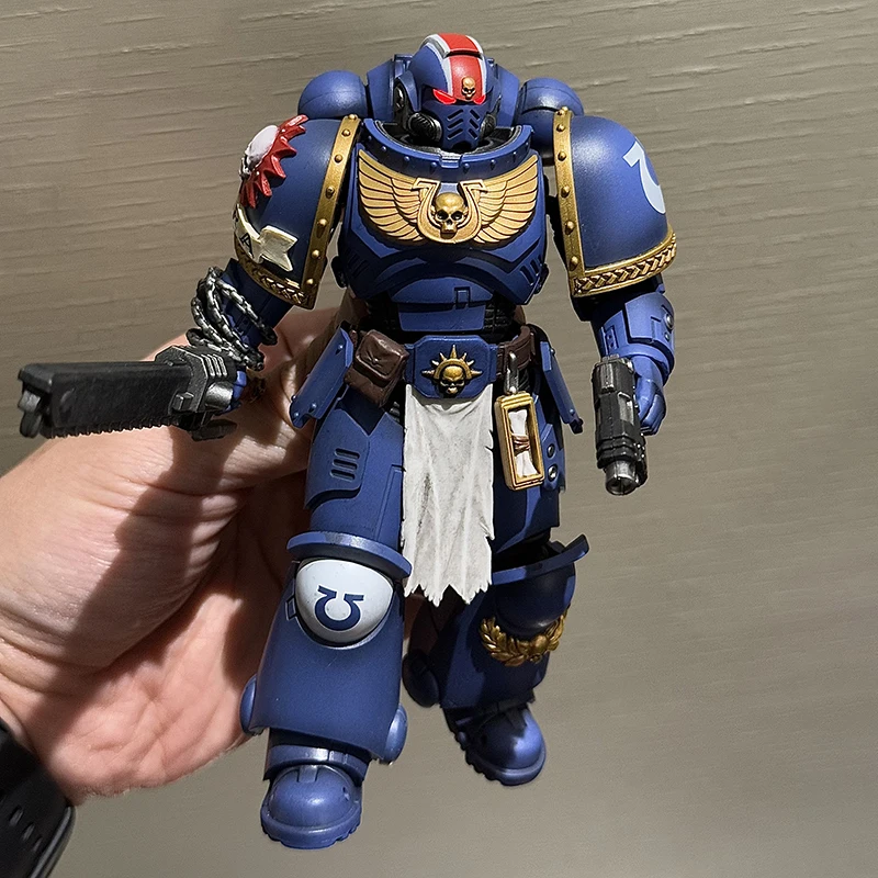 Фигурка JOYTOY Warhammer 40K Ultramarines Lieutenant Titus 1/18