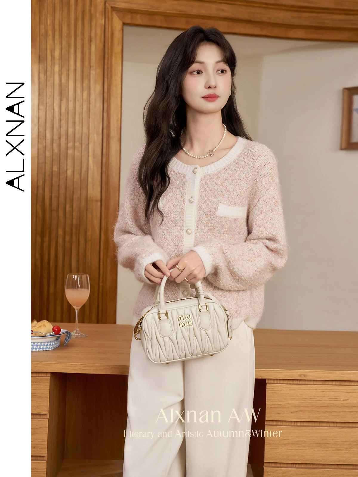 Женский вязаный кардиган с круглым вырезом и жемчужными пуговицами