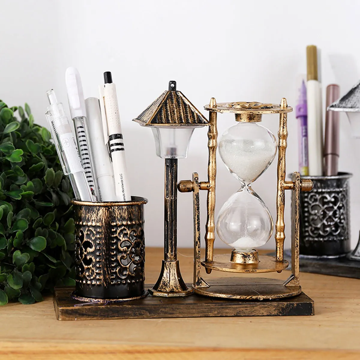 

Hourglass Shaped Pen Holder Retro Street Lamp Night Light Table Decor Sand Clock Gold Silver Multi-purpose Resin Brush Pot 2022