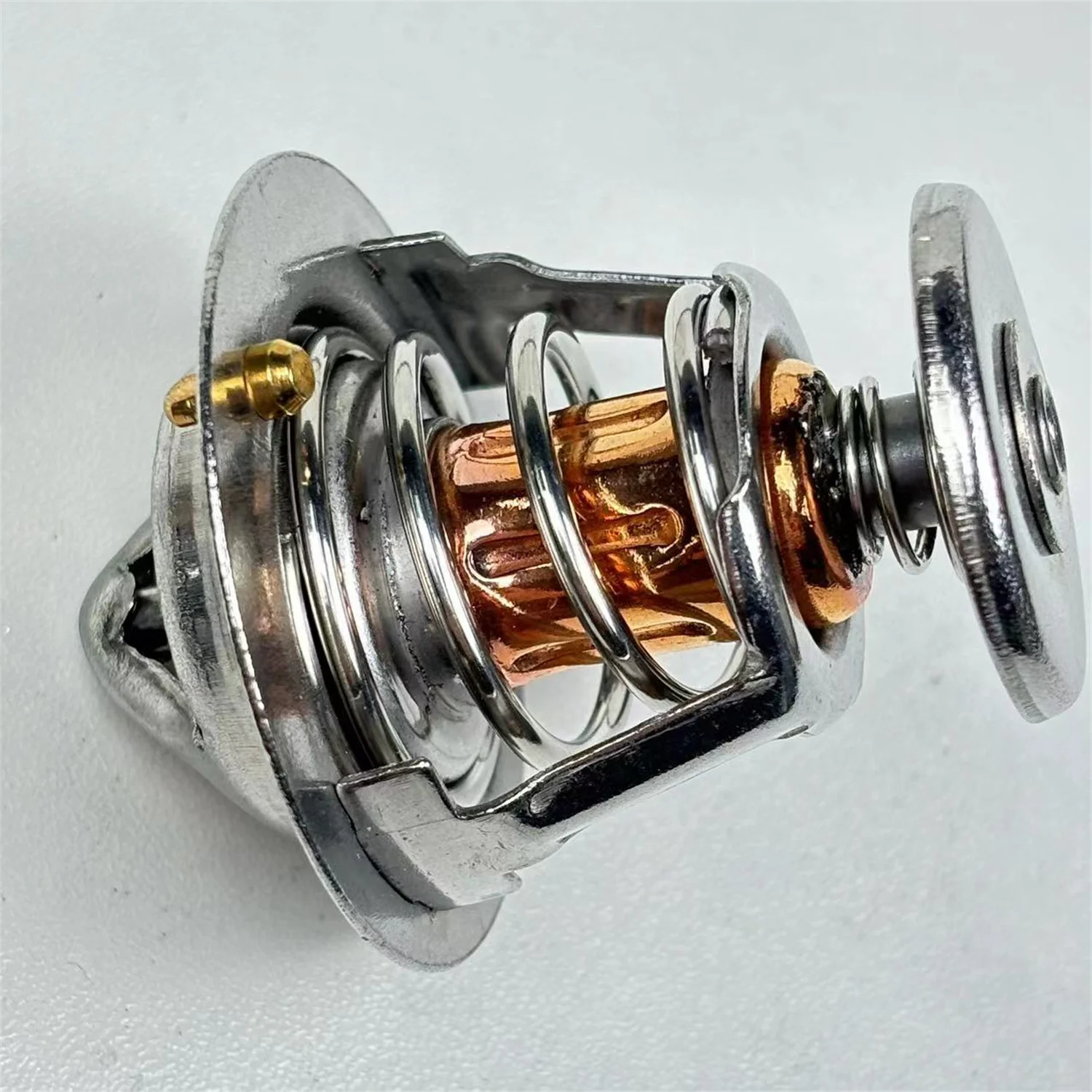 Термостат 129155-49801 для двигателя John Deere 3046R 3320 3520 3720 4105 4200