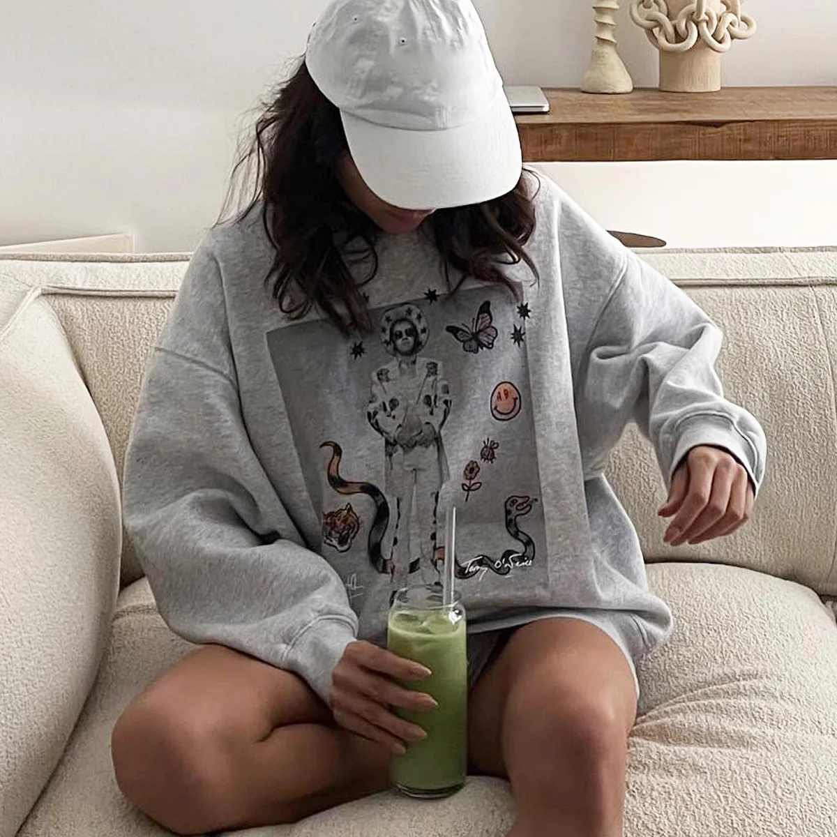 

Женский свитшот с длинным рукавом, круглым вырезом и графическим принтом