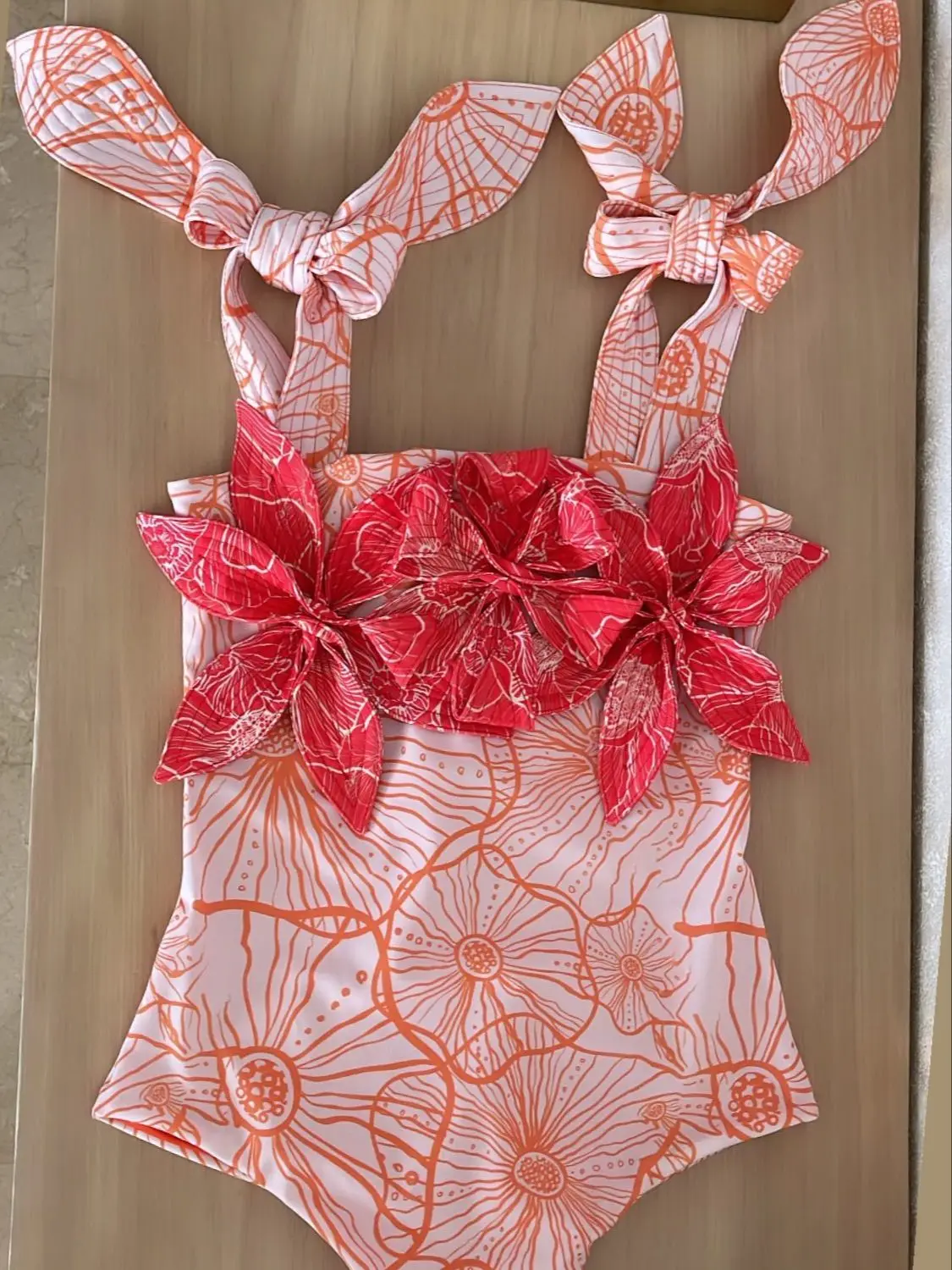 Слитный купальник на бретельках с принтом сердечек