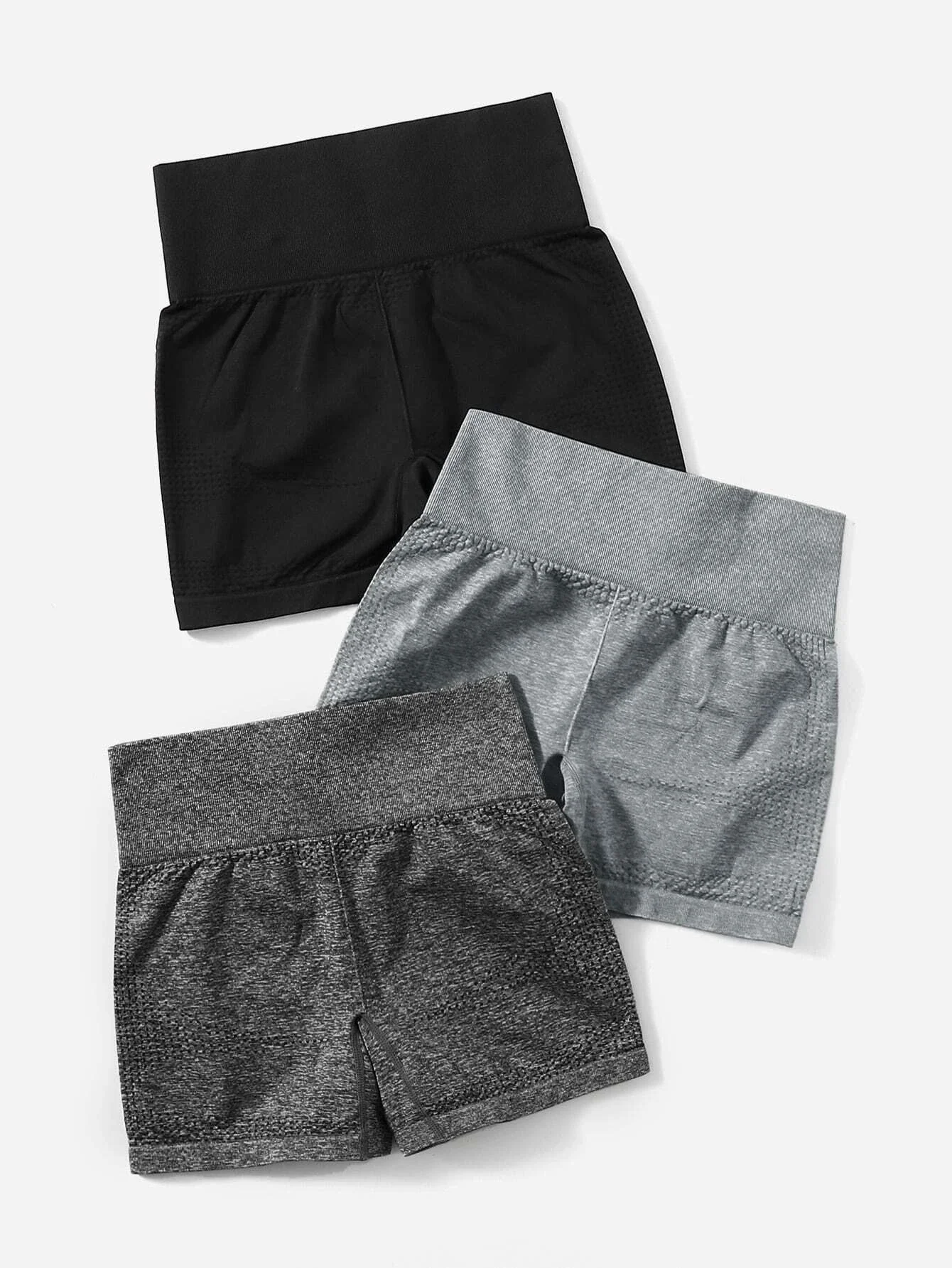 

Костюм-двойка летний из футболки с коротким рукавом и шортов-карго с цепочкой