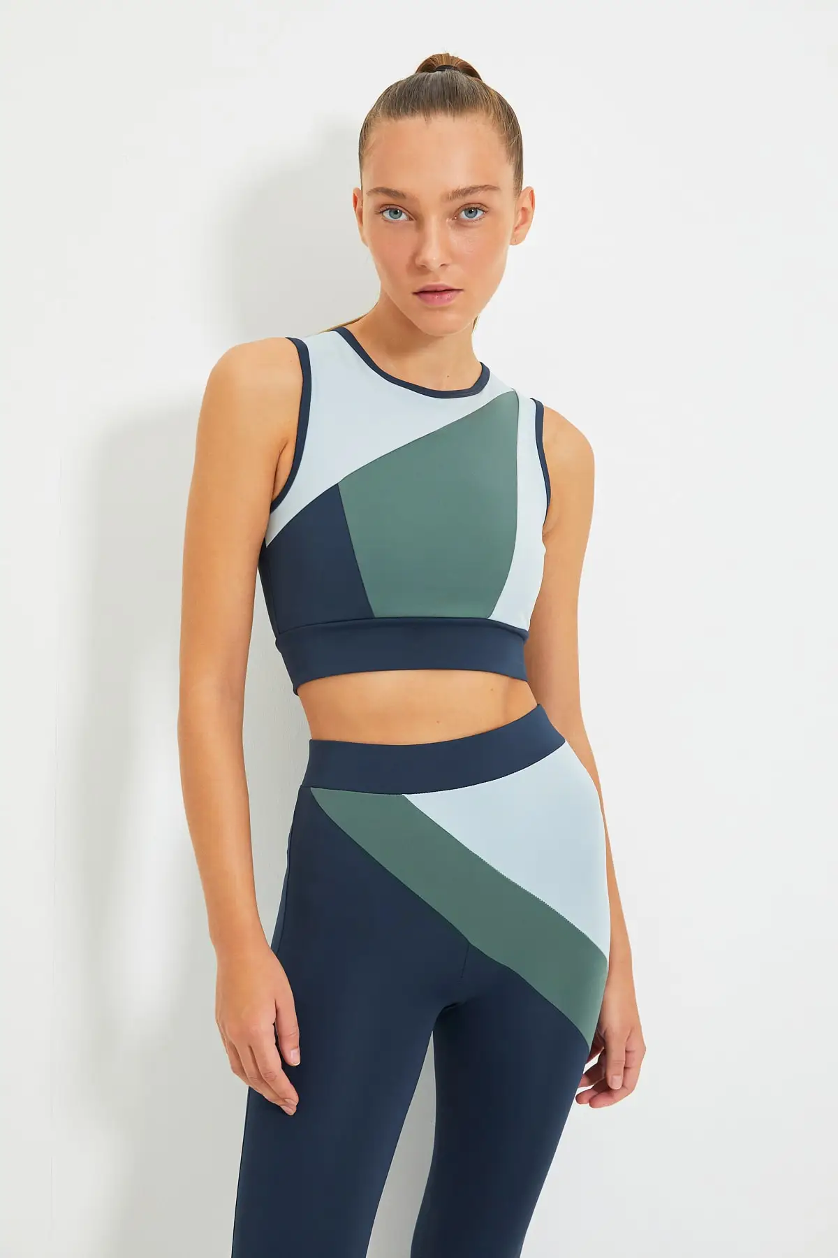 

Спортивный бюстгальтер с мягкими чашечками TWOAW22SS0018