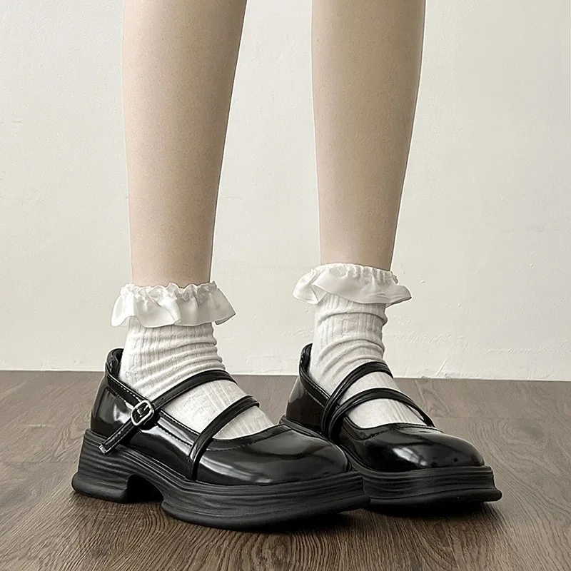 Женские туфли-лодочки из лакированной кожи с двойной пряжкой и ремешком на