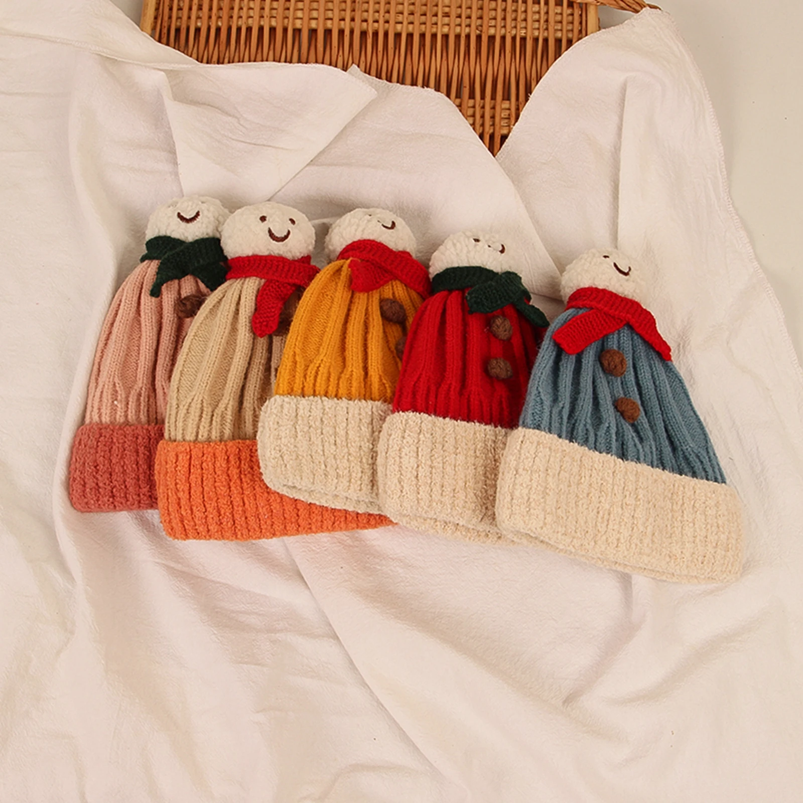 

Шапка для мальчиков и девочек зимняя, теплый трикотажный головной убор с милыми плюшевыми шариками и мультяшным снеговиком, мягкая, подарок на день рождения