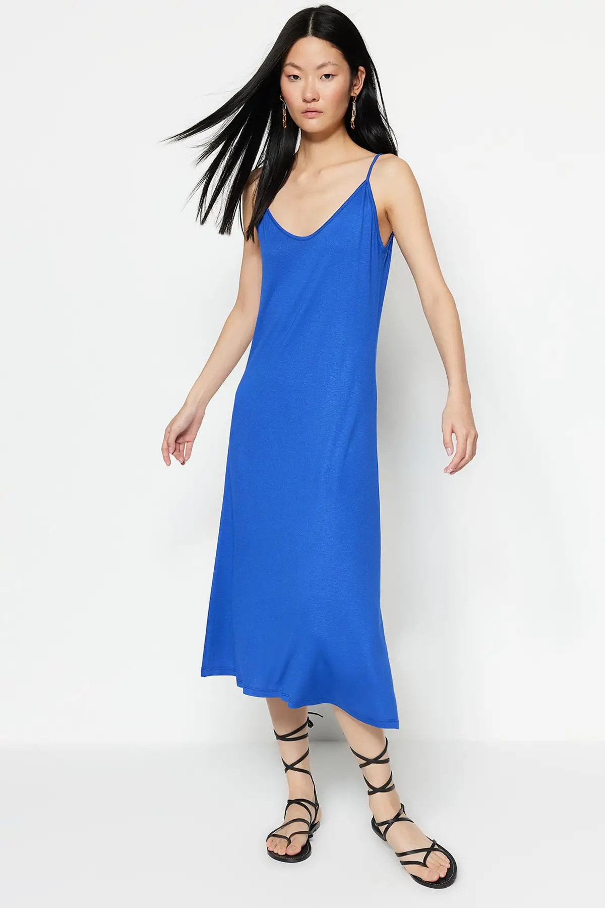 

Трикотажное платье темно-синего цвета с V-образным вырезом