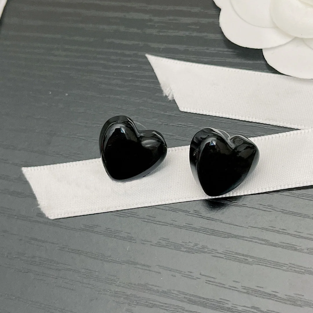 

Simple Acrylic Black Heart Stud Earrings New Hot Earrings for Women Christmas Gift High Quality Luxury Design Women Jewelry