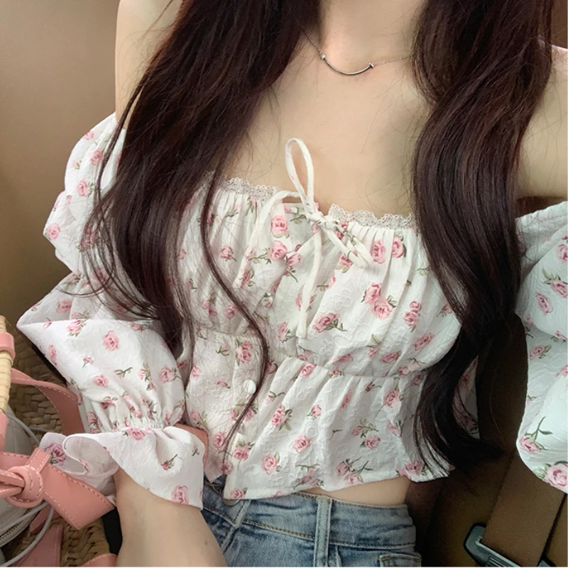 

Женская блузка с вырезом лодочкой и рукавами-фонариками