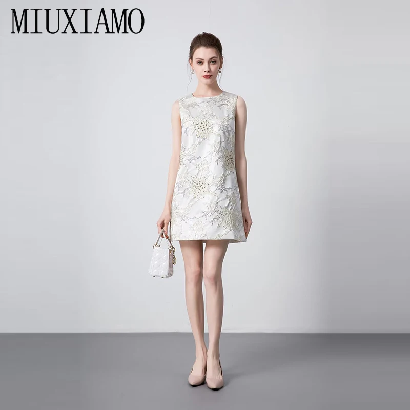 Фото MIUXIMAO 2025 модные королевские роскошные жаккардовые летние платья с листьями и цветочными бриллиантами офисные женские мини-платья трапециевидной формы женские платья Vestides №1