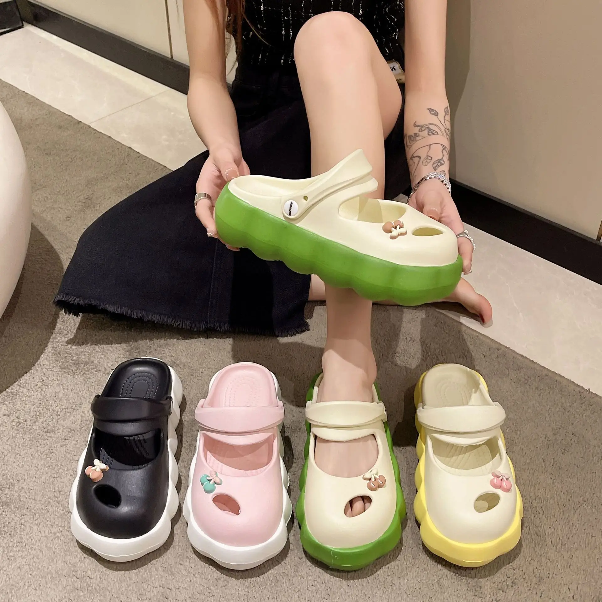 New Summer Outwear 2023 Two Color Thick Sole Feet Treading Feel Anti Slip Soft Sole Hole Shoes Cute and Sweet Home Slippers