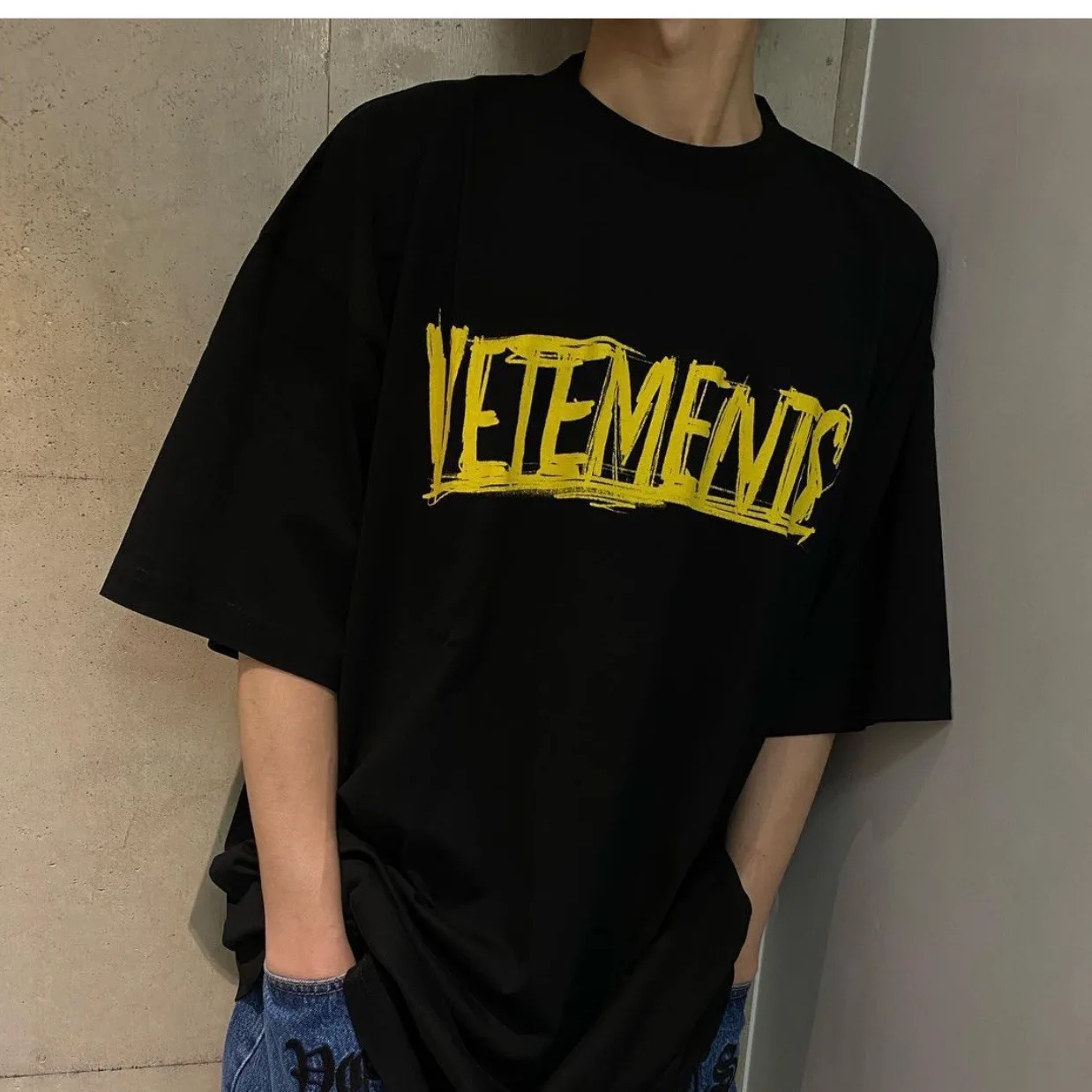 

Fw22 new summer fashion brand VETEMENTS T-shirt Trip tee yellow graffiti logo hip hop loose oversize Unisex short sleeves