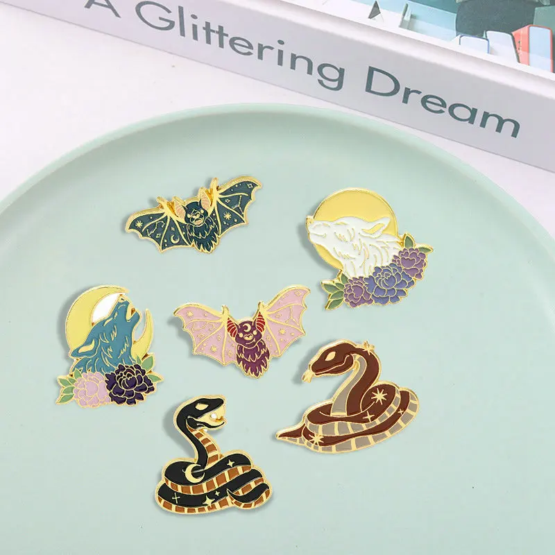 

10 PCS / LOT Starry Animals Enamel Pin Custom Fox Bat Wolf Snake Brooches Bag Lapel Pin Black White Sun Moon Day Night Badge
