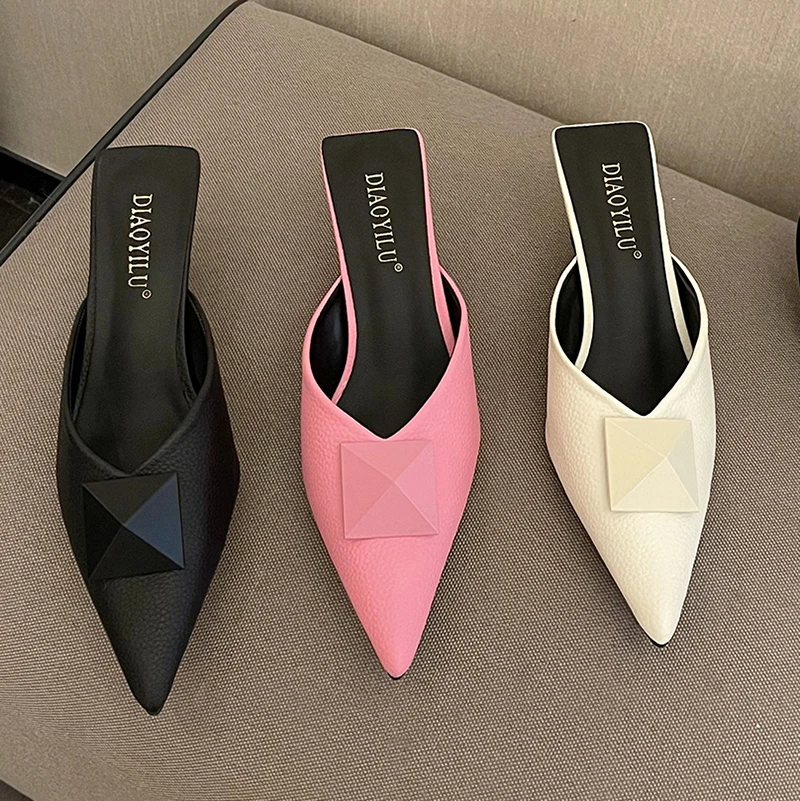 

Мюли женские на тонком каблуке, роскошные брендовые элегантные шлепанцы с заклепками, с закрытым носком, сланцы, сандалии для вечеринки, бел...