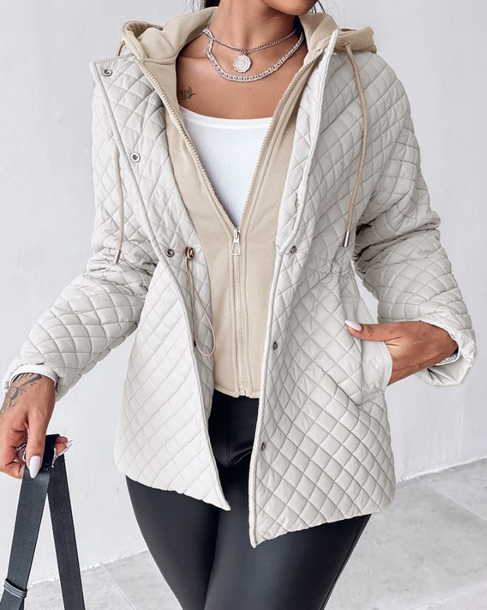 Женское пальто из двух предметов с капюшоном разноцветным узором ромбиками и