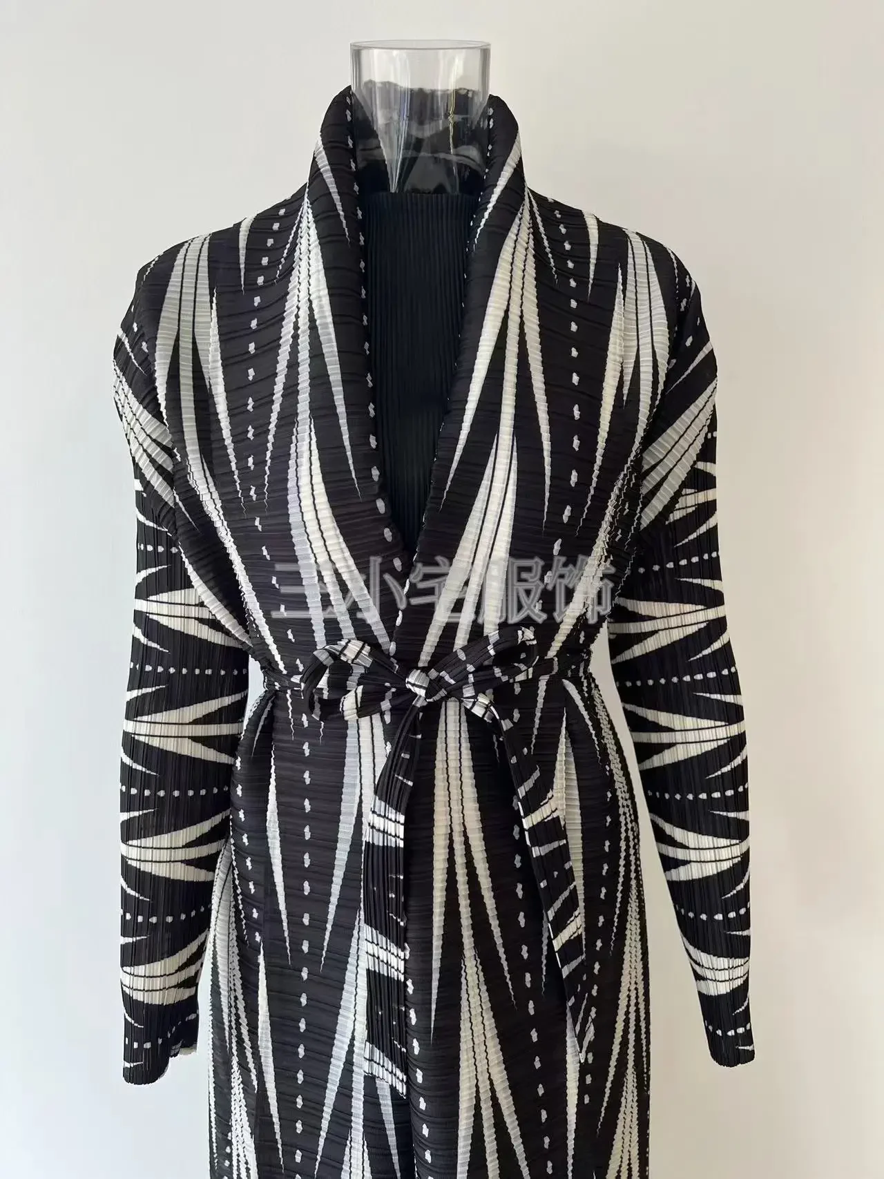 Плиссированный халат с длинным рукавом и принтом ветрозащитное женское пальто